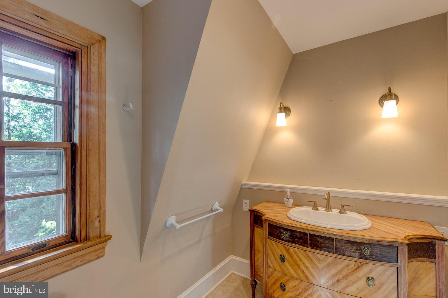 228 Poplar Avenue Wayne, PA 19087 - Photo 18 of 32 Primary bath