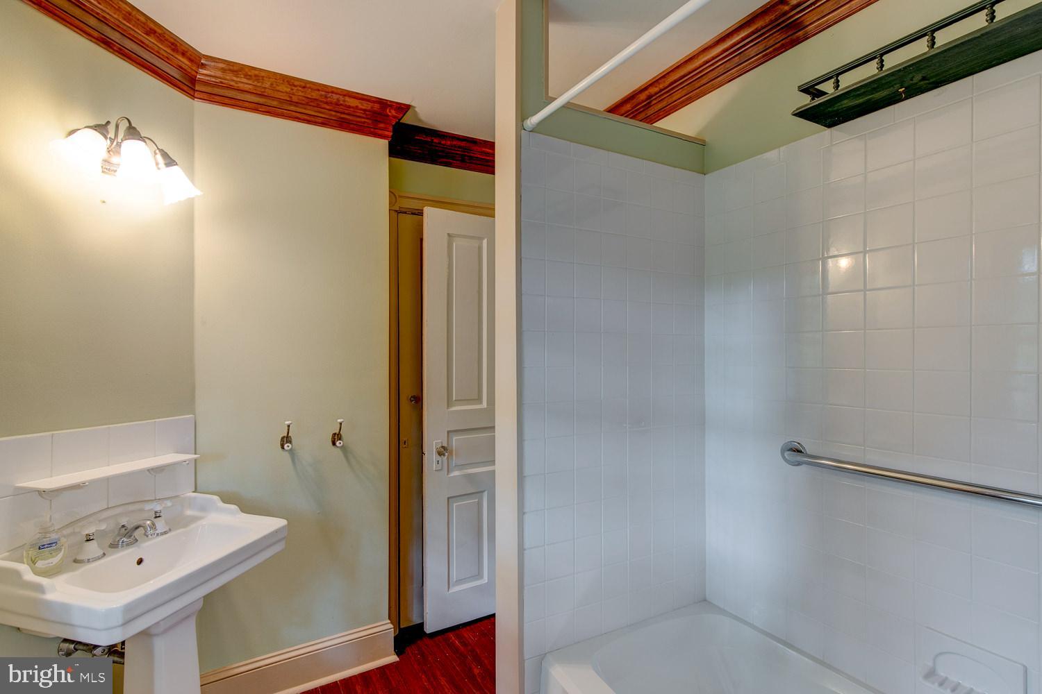 228 Poplar Avenue Wayne, PA 19087 - Photo 24 of 32 Shared hall bath