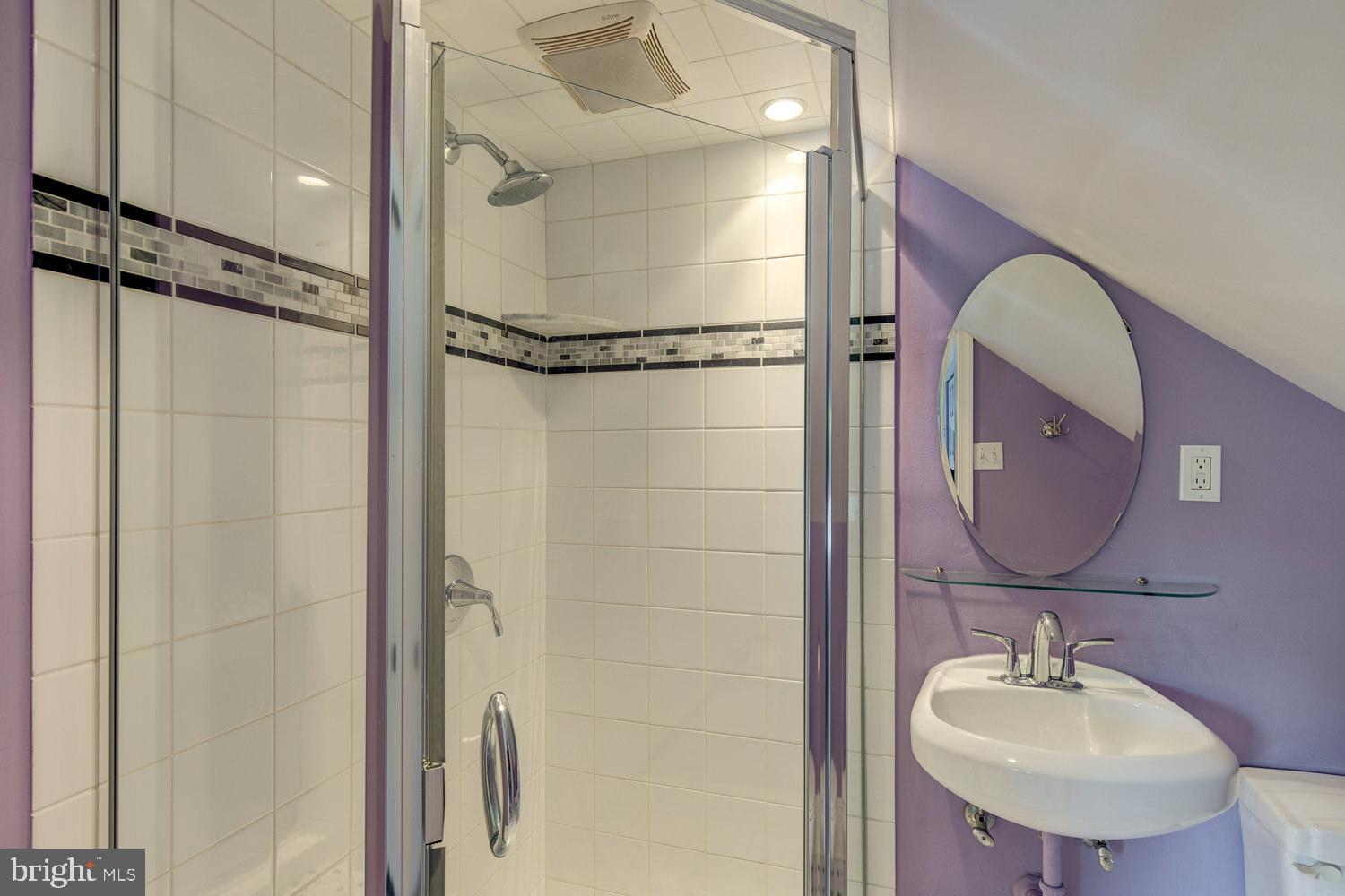 228 Poplar Avenue Wayne, PA 19087 - Photo 27 of 32 Third floor full bath off fifth bedroom