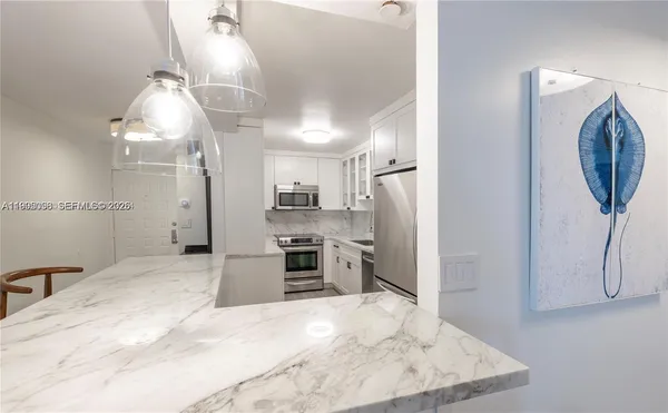 $4,000 | 6061 Collins Avenue, Unit 7D, Miami Beach, FL 33140