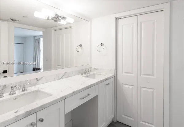 $4,000 | 6061 Collins Avenue, Unit 7D, Miami Beach, FL 33140