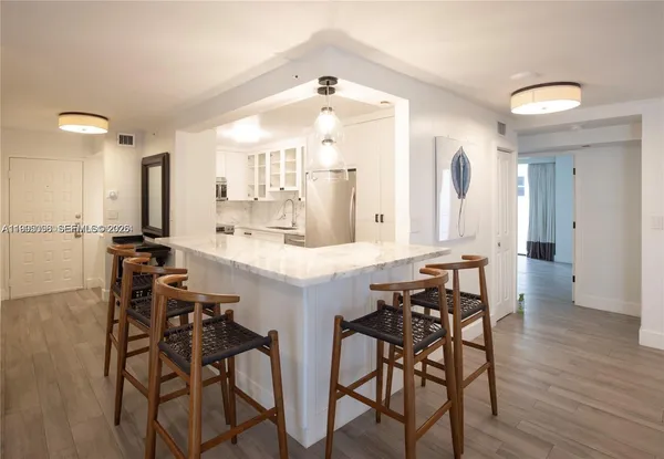 $4,000 | 6061 Collins Avenue, Unit 7D, Miami Beach, FL 33140