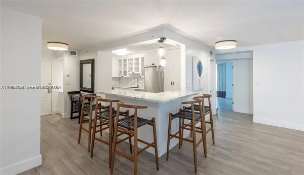 $4,000 | 6061 Collins Avenue, Unit 7D, Miami Beach, FL 33140