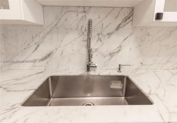 $4,000 | 6061 Collins Avenue, Unit 7D, Miami Beach, FL 33140