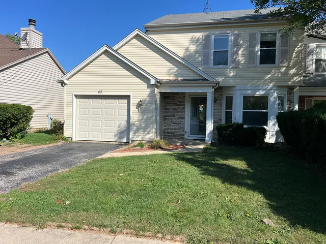a view of a yard in front of a house