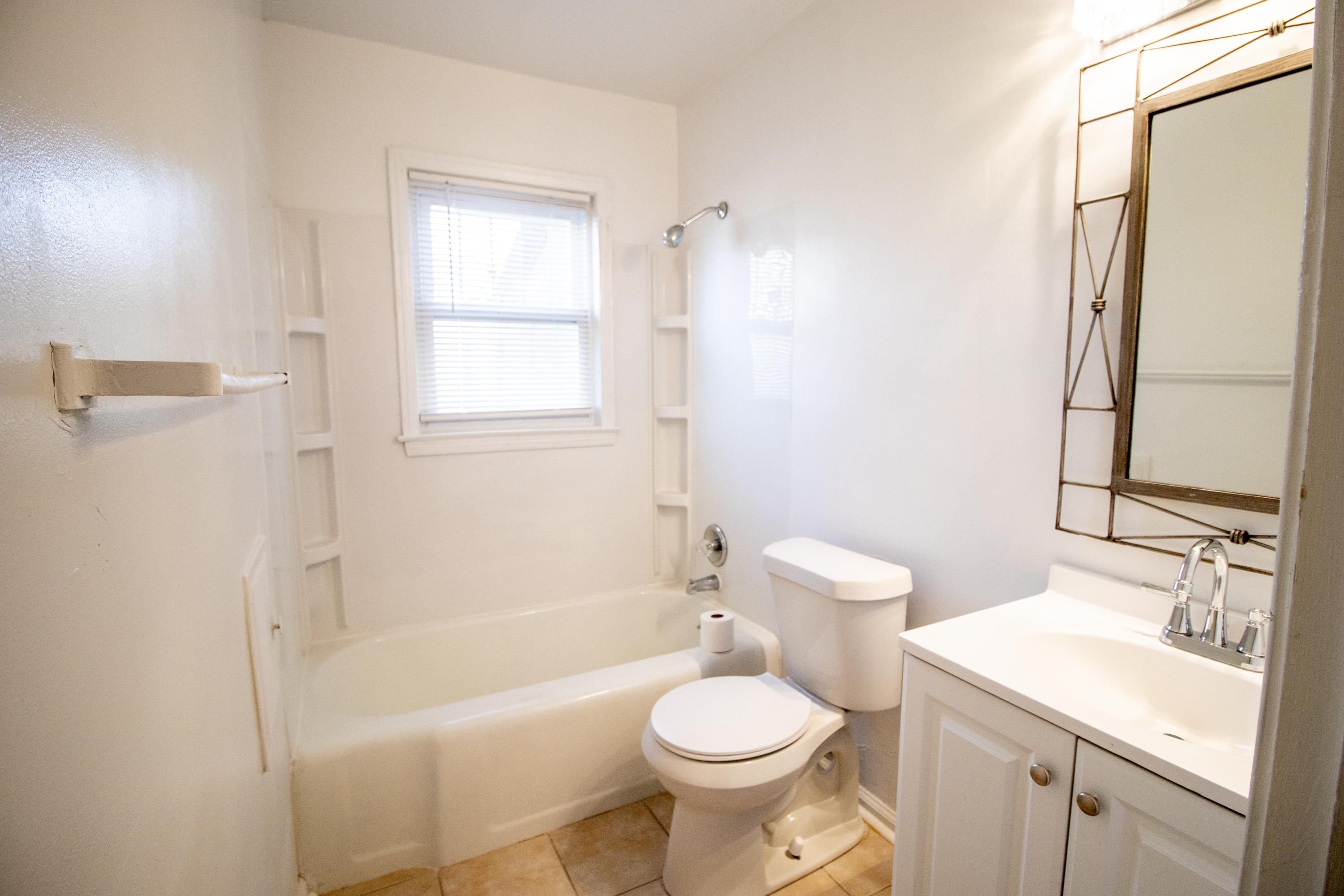 406 West Ridgeway Avenue Flint, MI 48505 - Photo 9 of 37 50133180-09ed0681-b5bb-4ffc-be6a-21576efb5900.JPG