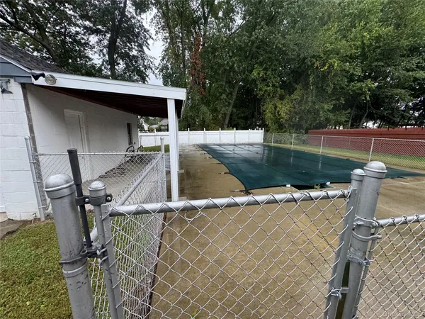 a view of a backyard