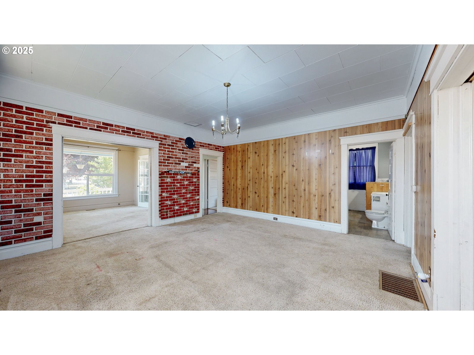 2438 Auburn Avenue Baker City, OR 97814 - Photo 12 of 41 a living room with a large window and chandelier