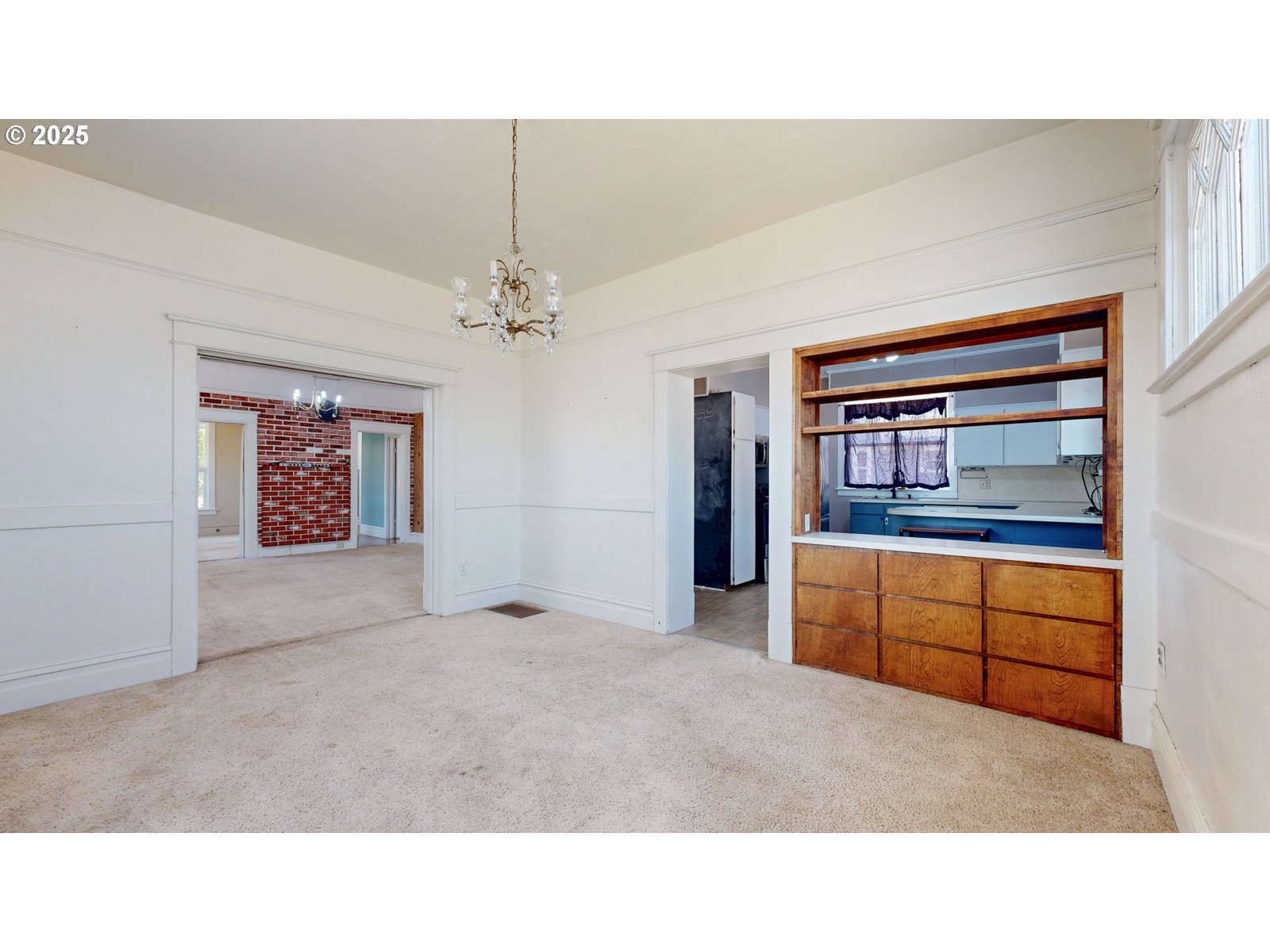 2438 Auburn Avenue Baker City, OR 97814 - Photo 16 of 41 a room with furniture and window