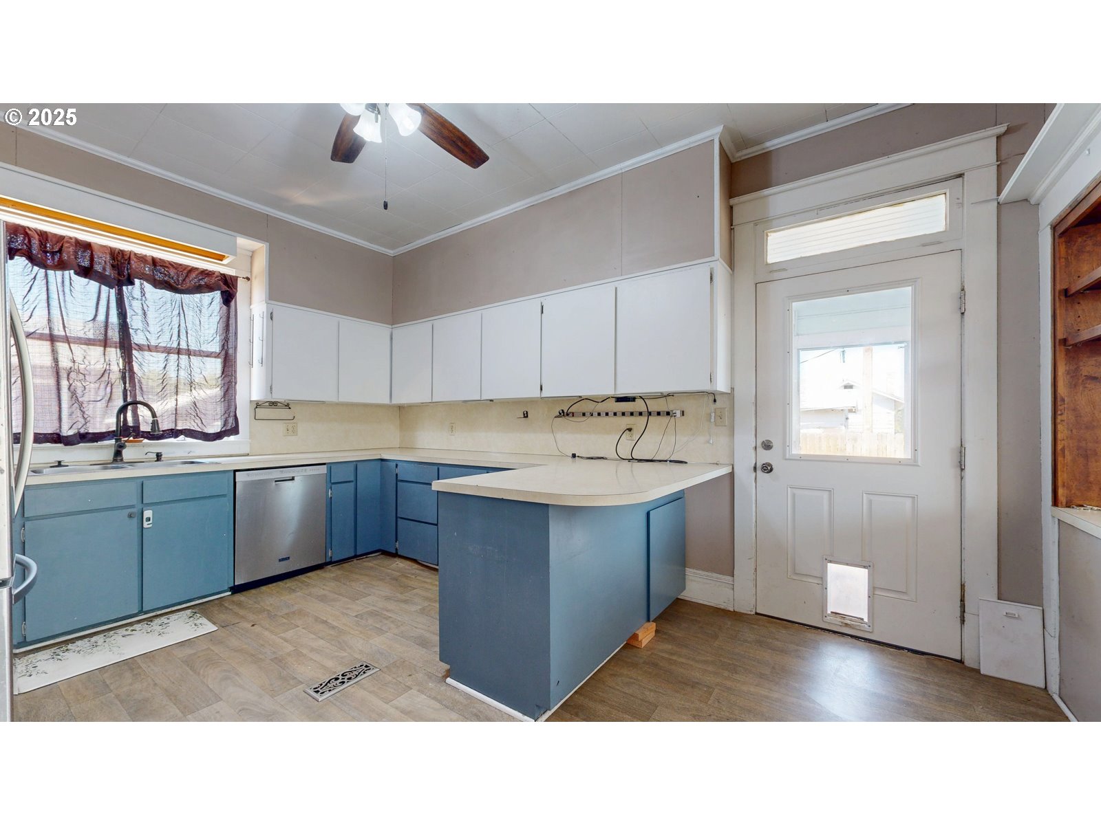 2438 Auburn Avenue Baker City, OR 97814 - Photo 19 of 41 a kitchen with sink and cabinets