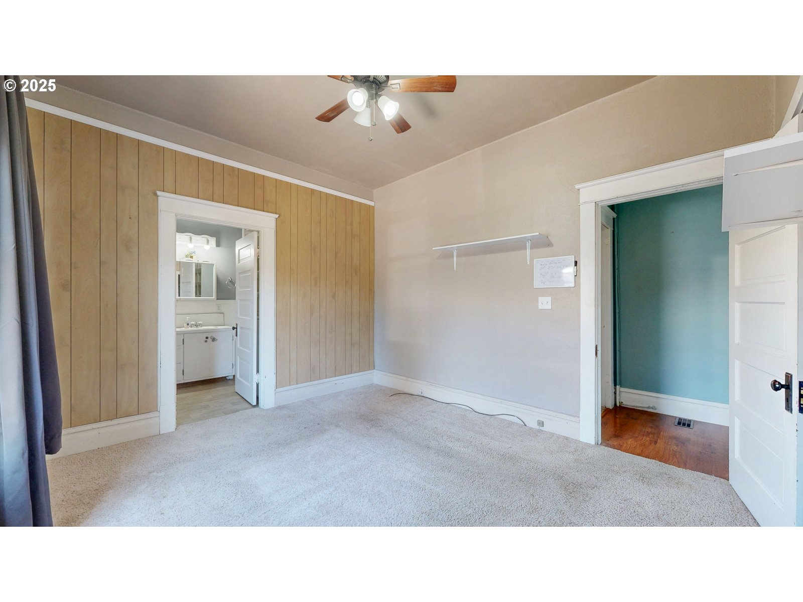 2438 Auburn Avenue Baker City, OR 97814 - Photo 23 of 41 a open hall with a bathroom