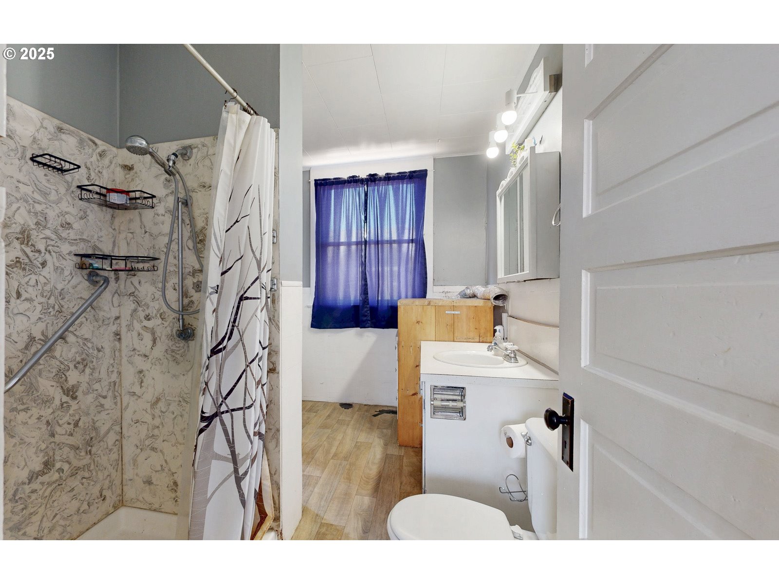 2438 Auburn Avenue Baker City, OR 97814 - Photo 24 of 41 a bathroom with a bathtub and shower