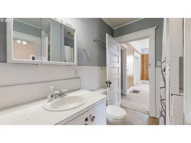 a black and white photo of a living room