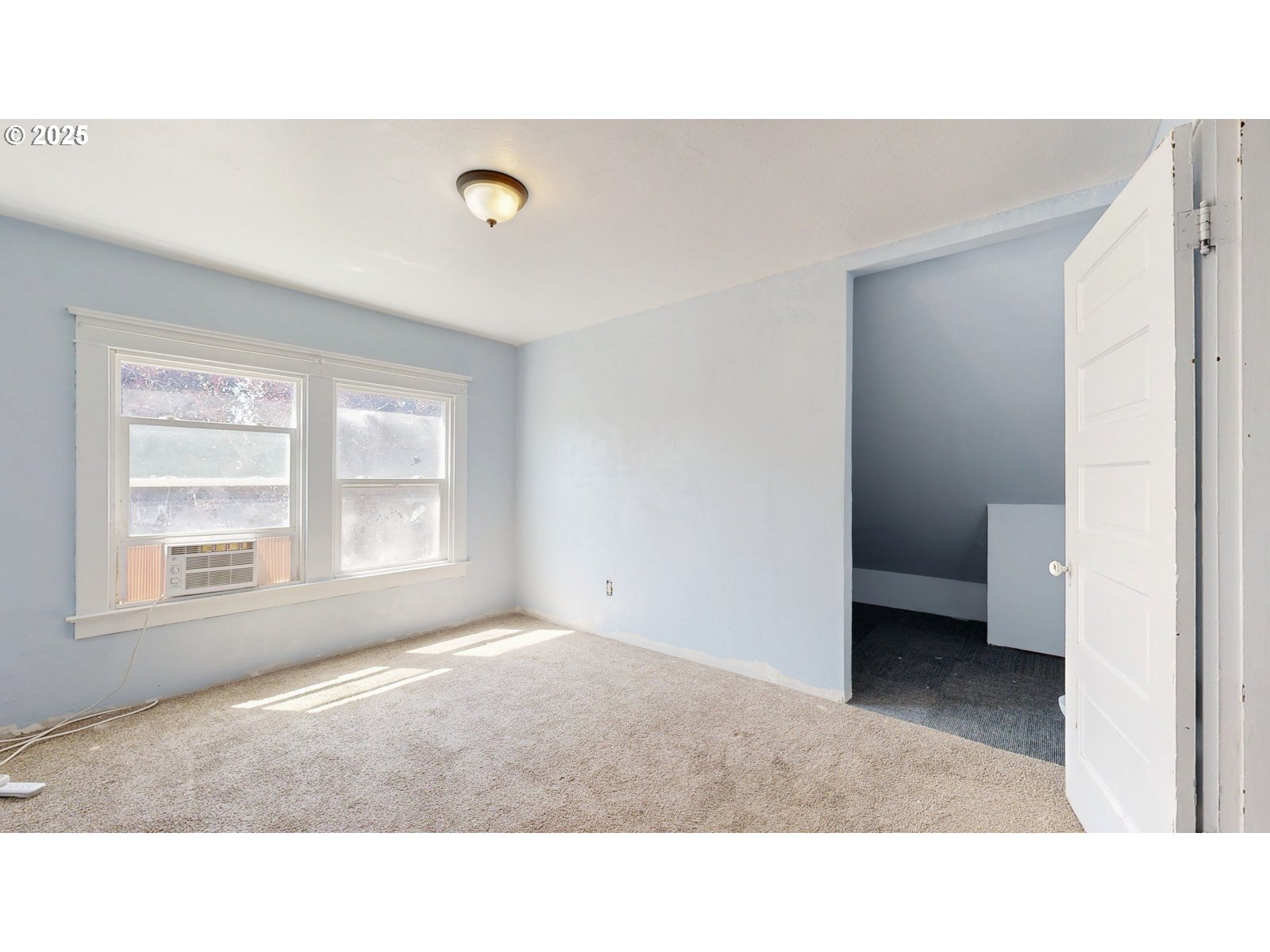 2438 Auburn Avenue Baker City, OR 97814 - Photo 28 of 41 a open living room
