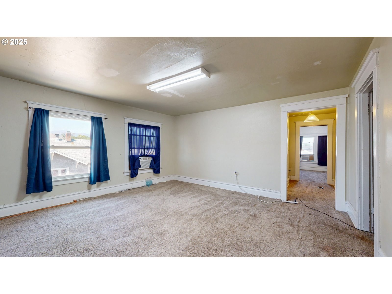 2438 Auburn Avenue Baker City, OR 97814 - Photo 31 of 41 a open hall with a cabinet