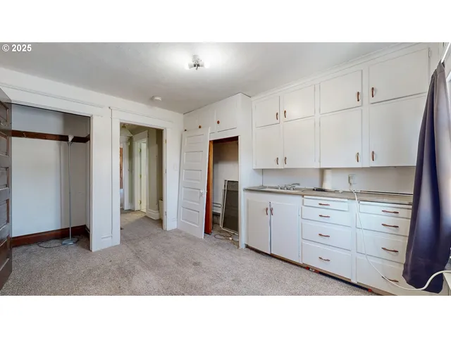 a black and white photo of a living room