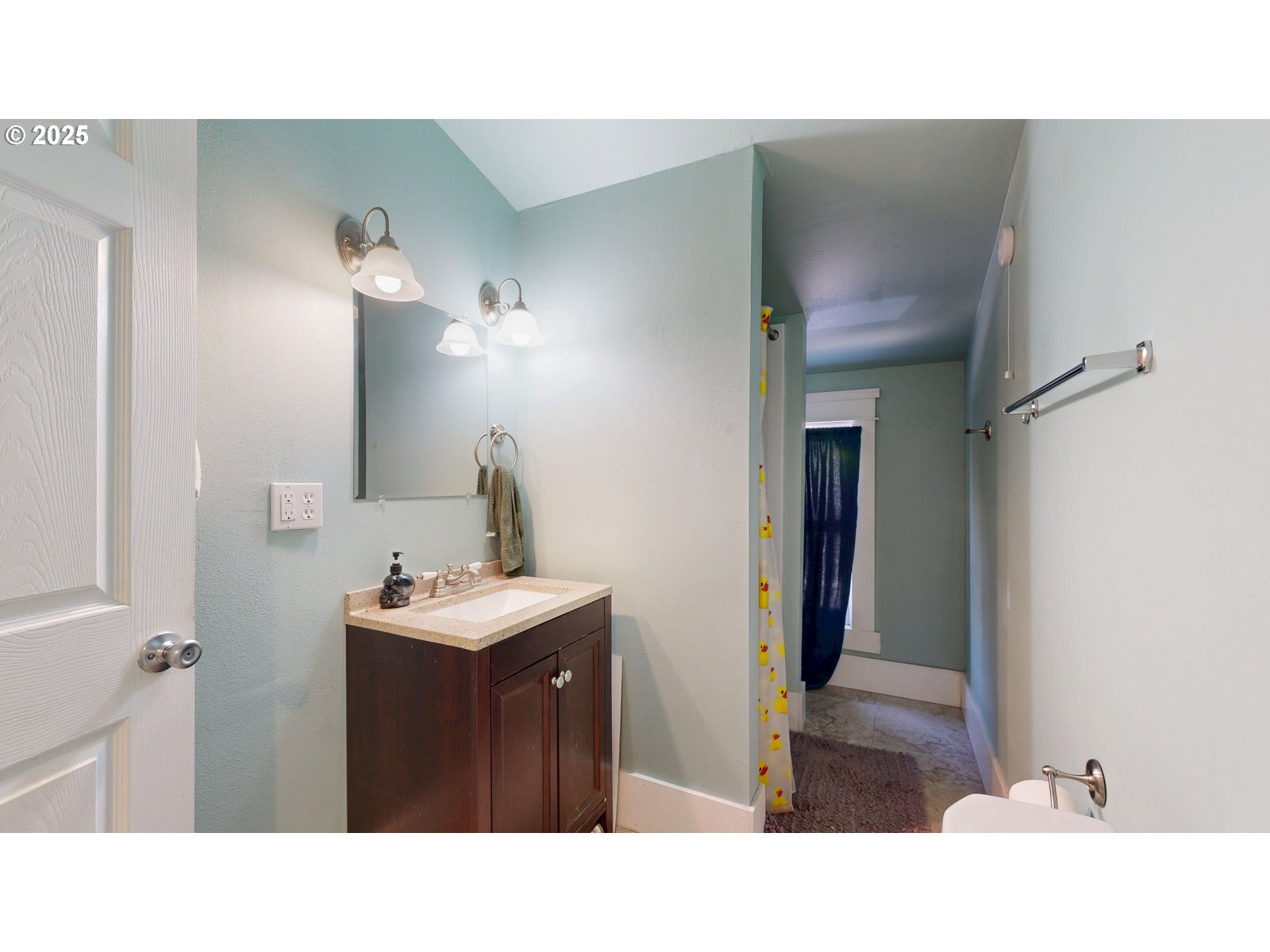 2438 Auburn Avenue Baker City, OR 97814 - Photo 36 of 41 a bathroom with a sink vanity and a mirror