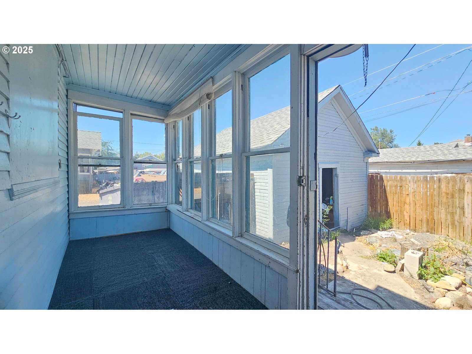 2438 Auburn Avenue Baker City, OR 97814 - Photo 38 of 41 a room with a bed and large window