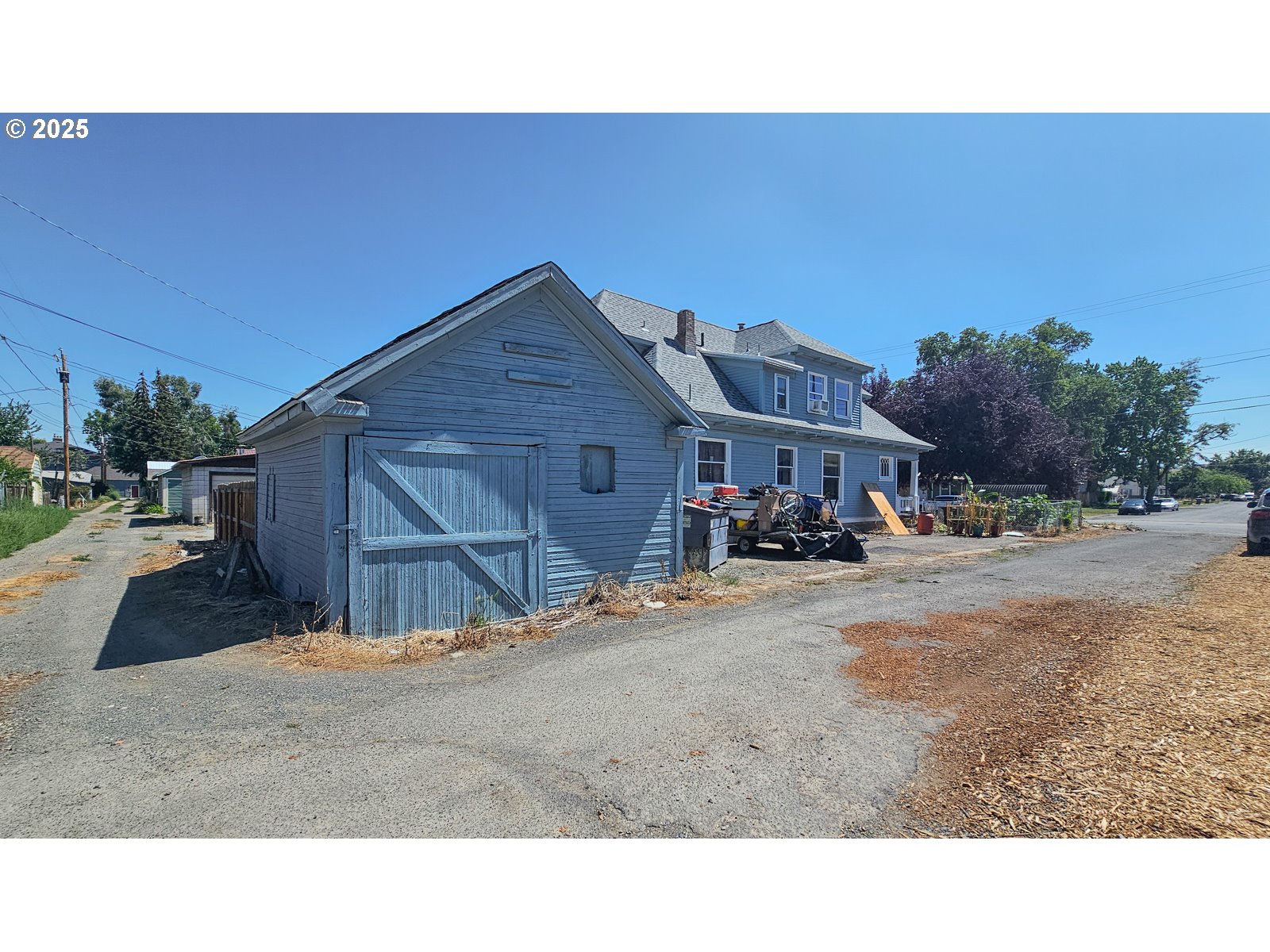 2438 Auburn Avenue Baker City, OR 97814 - Photo 41 of 41 a black and white house with a outdoor space