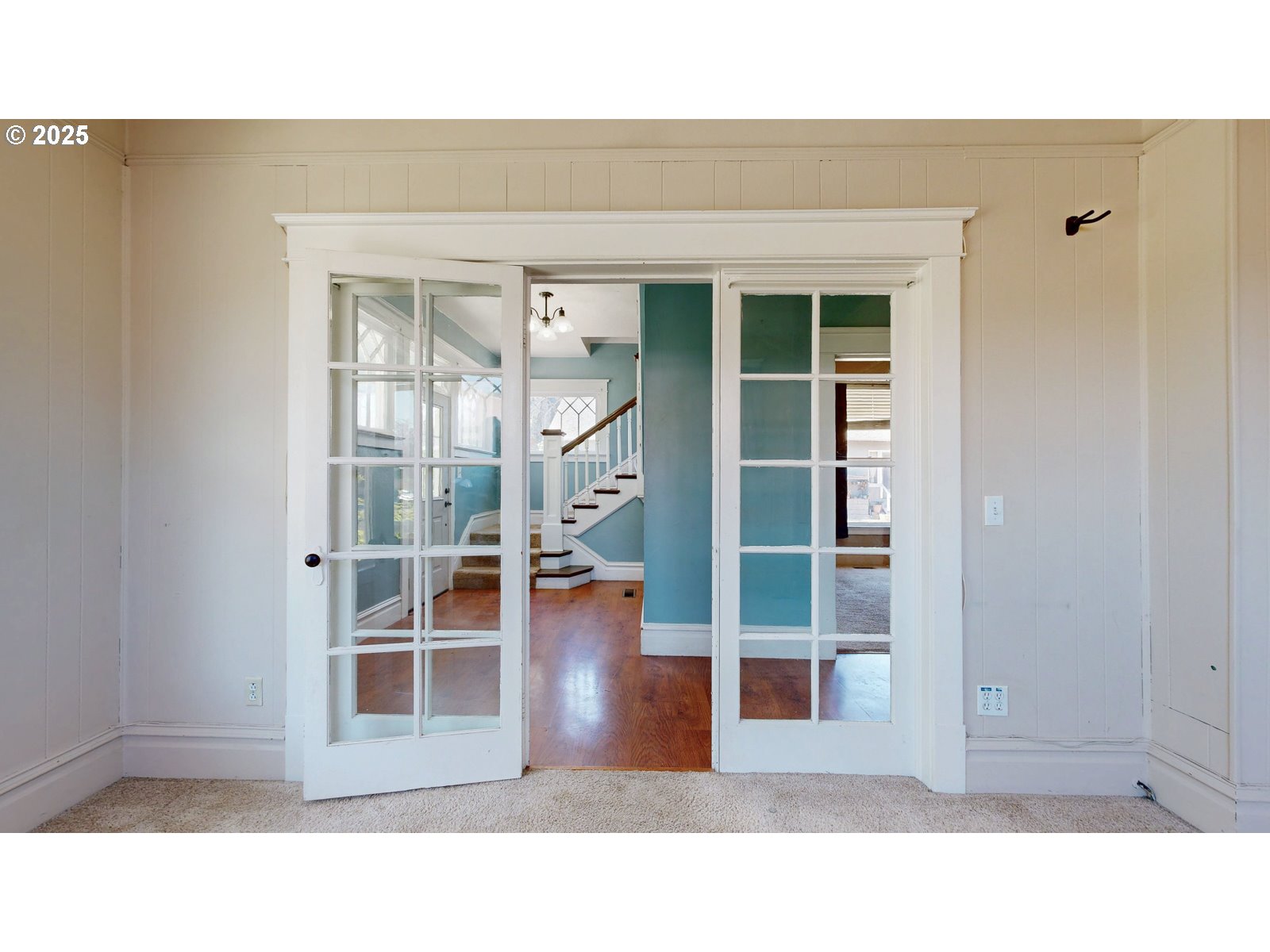2438 Auburn Avenue Baker City, OR 97814 - Photo 7 of 41 a black and white photo of a living room