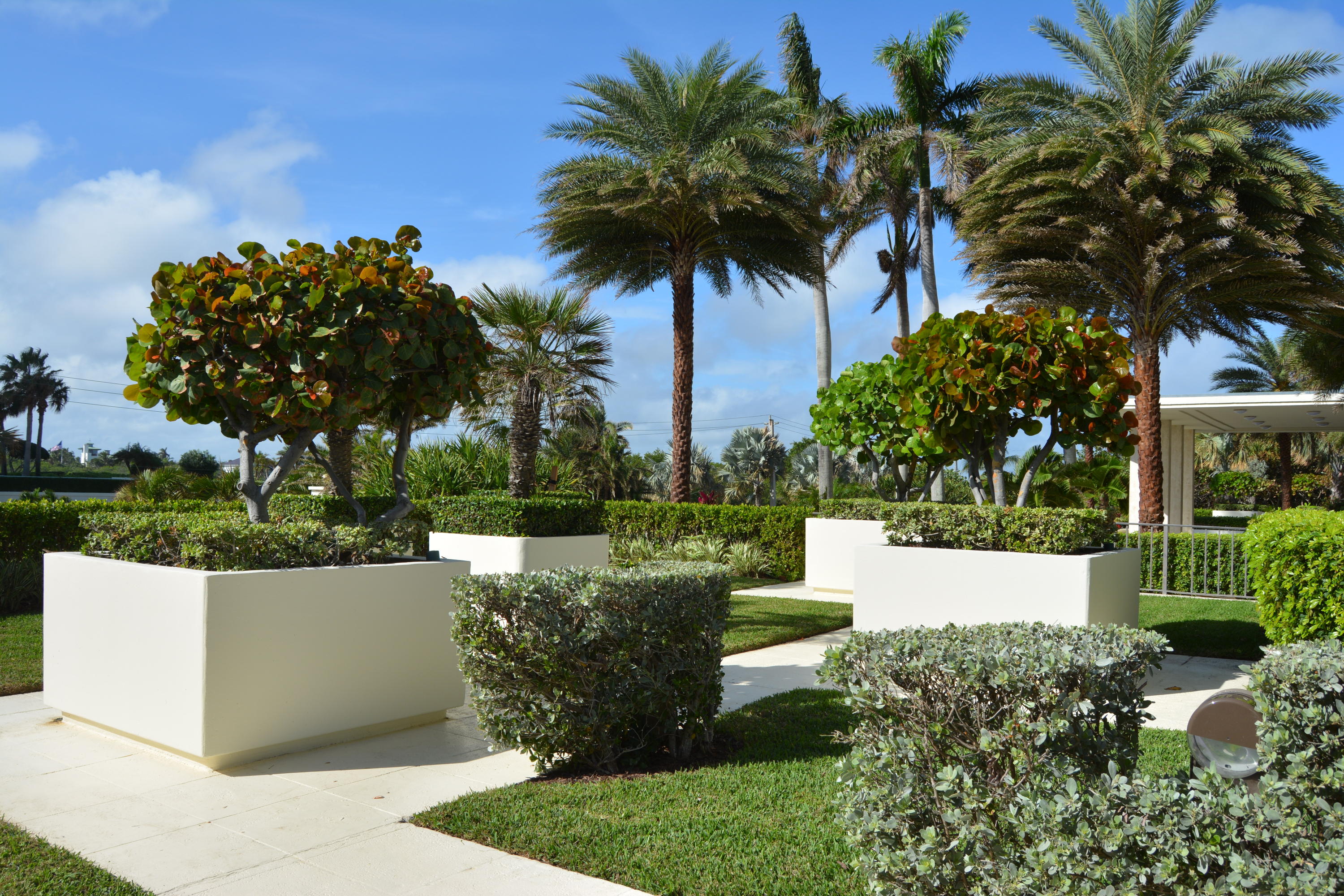 400 South Beach Road, Unit 602 Jupiter, FL 33469 - Photo 27 of 47 Pathway to pool and pool house