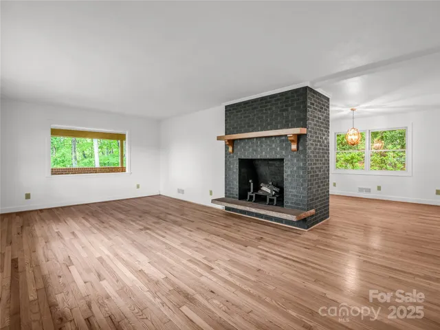 a view of empty room with window