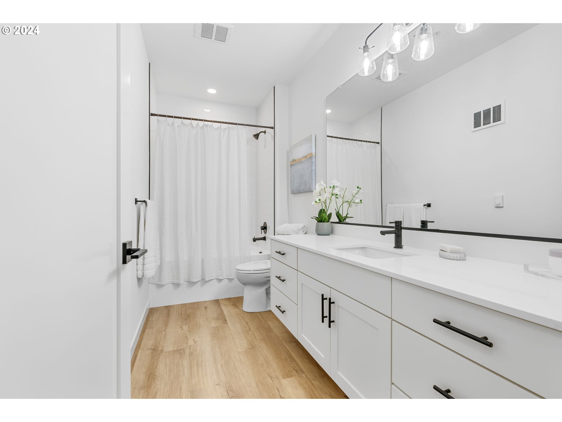 121 North Going Street, Unit 202 Portland, OR 97217 - Photo 14 of 30 a bathroom with a double vanity sink a toilet and a tub