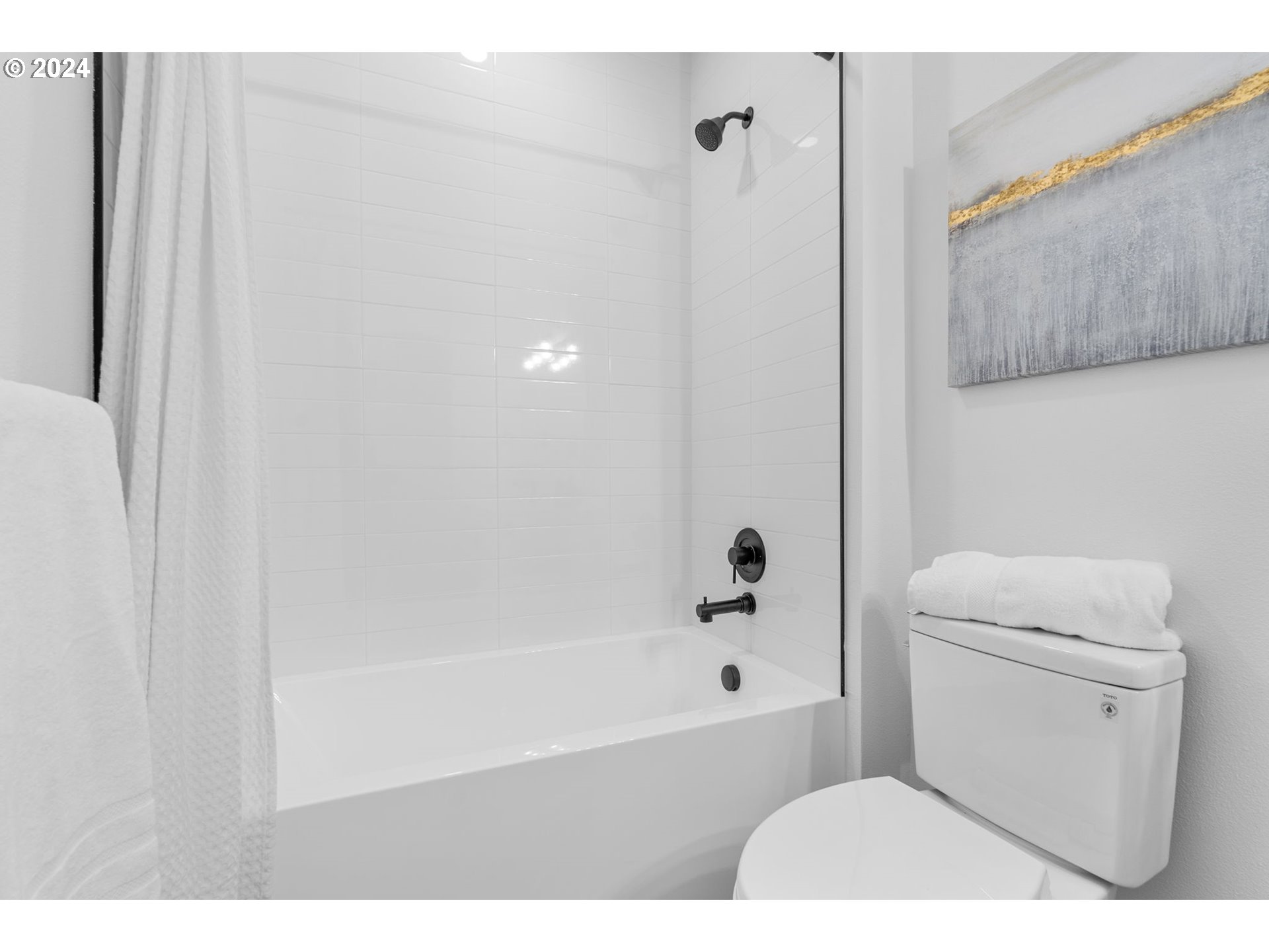 121 North Going Street, Unit 202 Portland, OR 97217 - Photo 16 of 30 a bathroom with a toilet and a bathtub