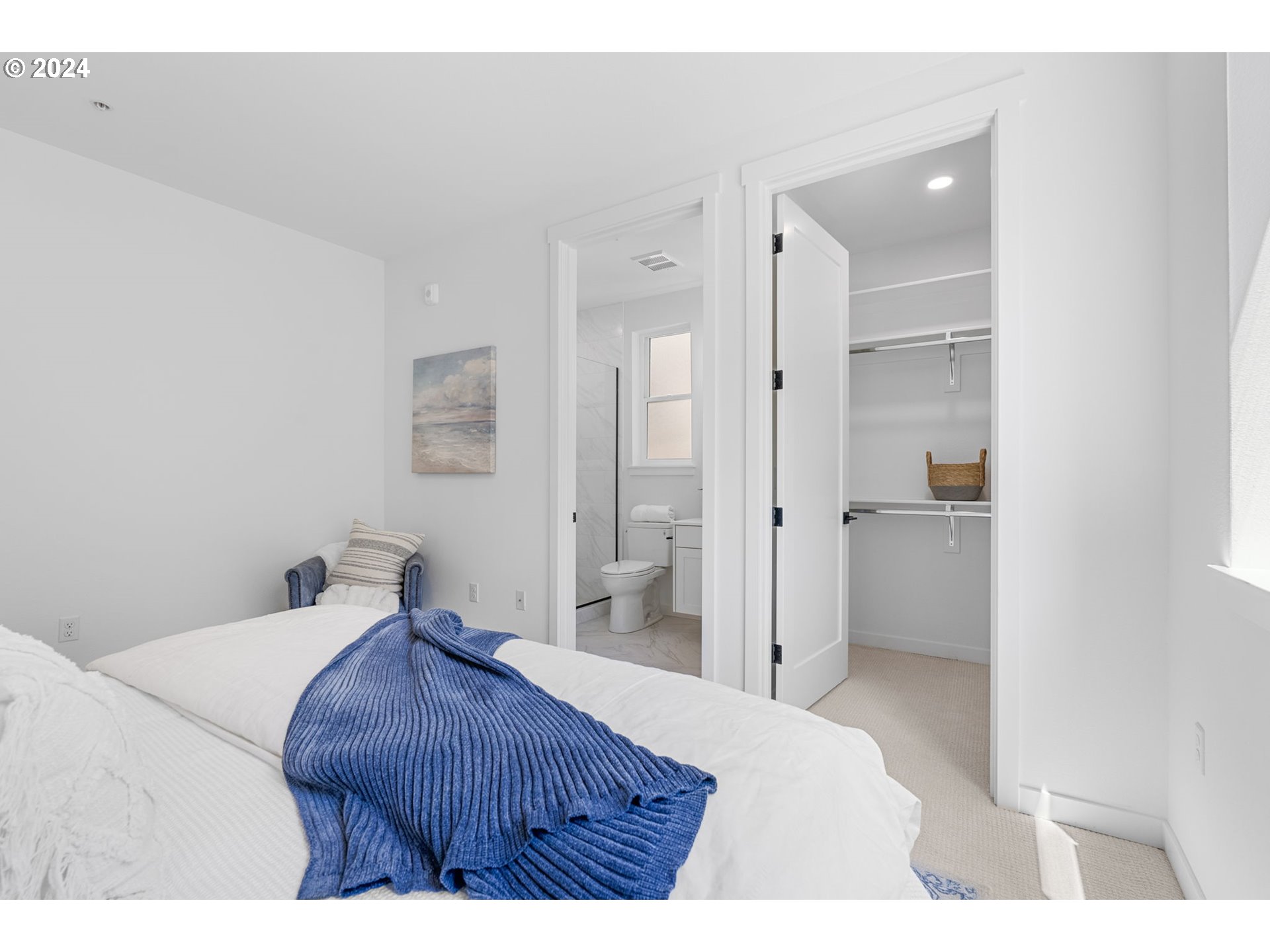 121 North Going Street, Unit 202 Portland, OR 97217 - Photo 19 of 30 a bedroom with a bed and a bathroom