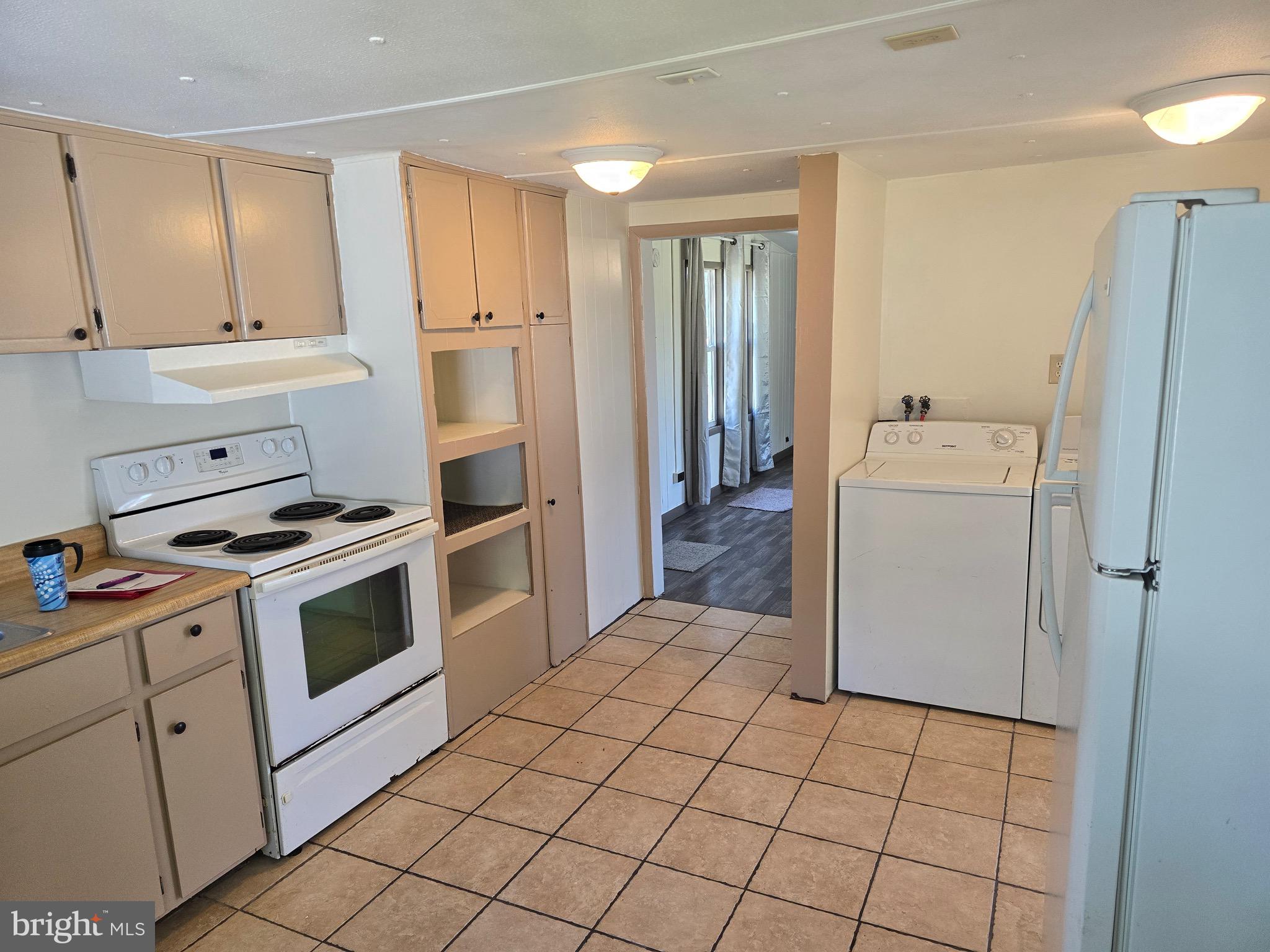 4662 Powellville Road Pittsville, MD 21850 - Photo 26 of 34 a kitchen with a stove a refrigerator and cabinets