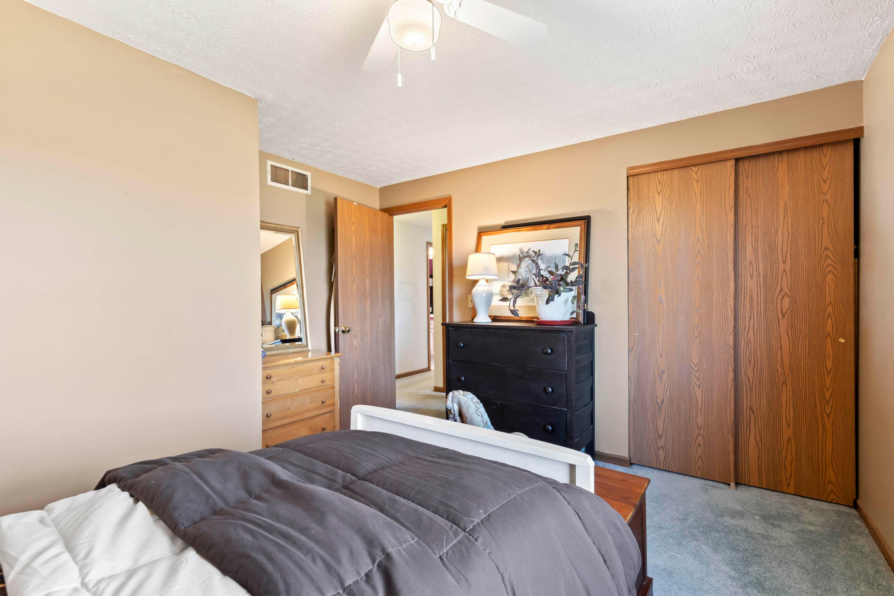 14040 Downing Road Croton, OH 43013 - Photo 18 of 66 • Blue carpet
• Tan painted walls
• Lighted ceiling fan
• Closet with double
sliding doors
• Mini blinds