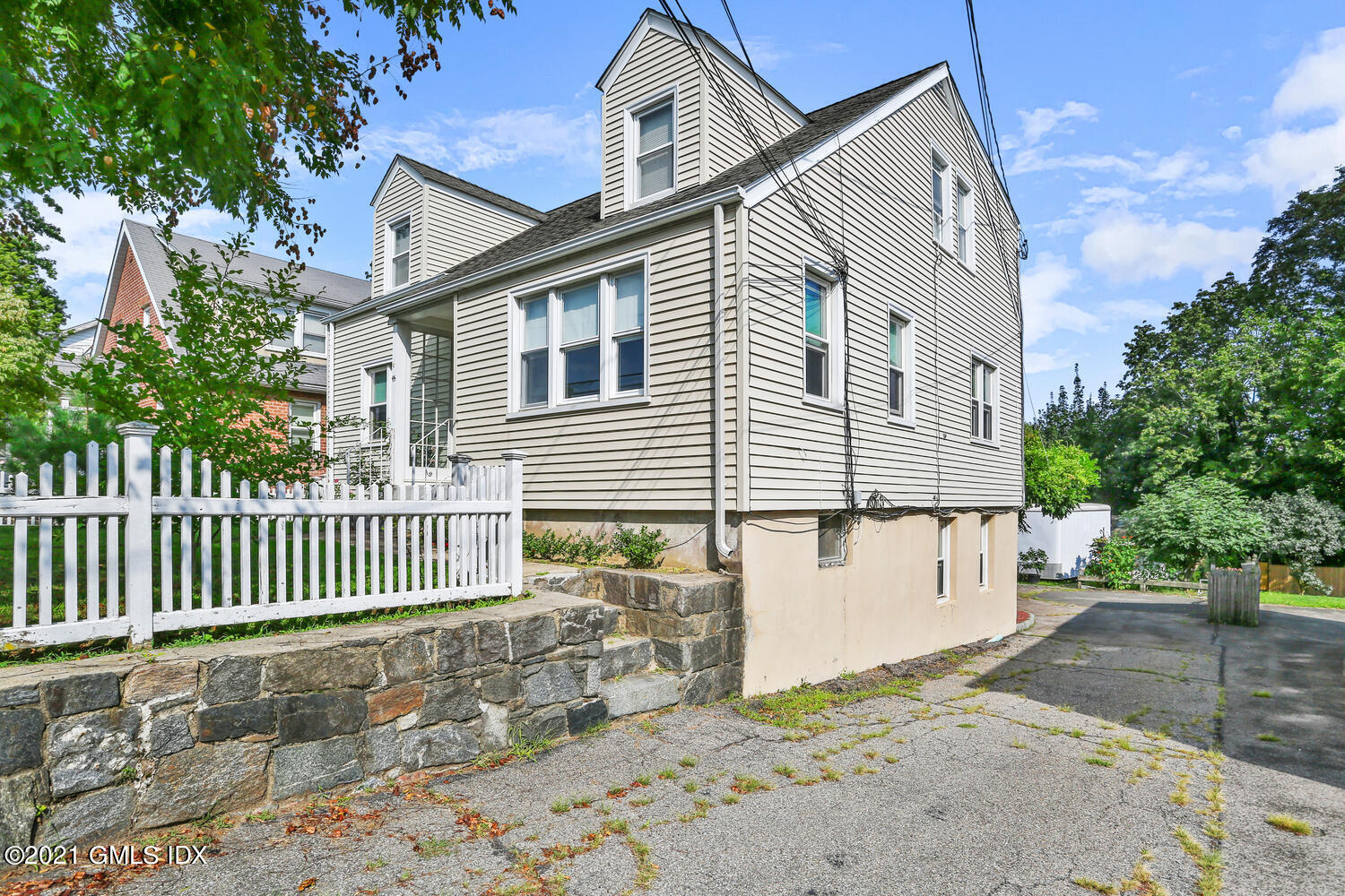 45 Rodwell Avenue Greenwich, CT 06830 - Photo 4 of 42 a front view of a house with a garden