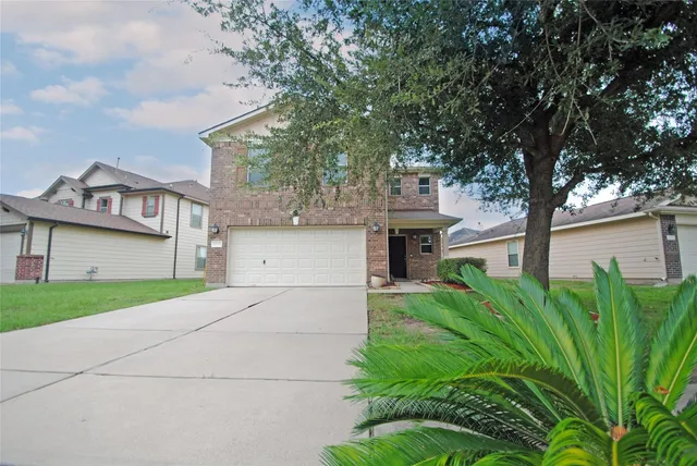 a view of a yard in front of a house