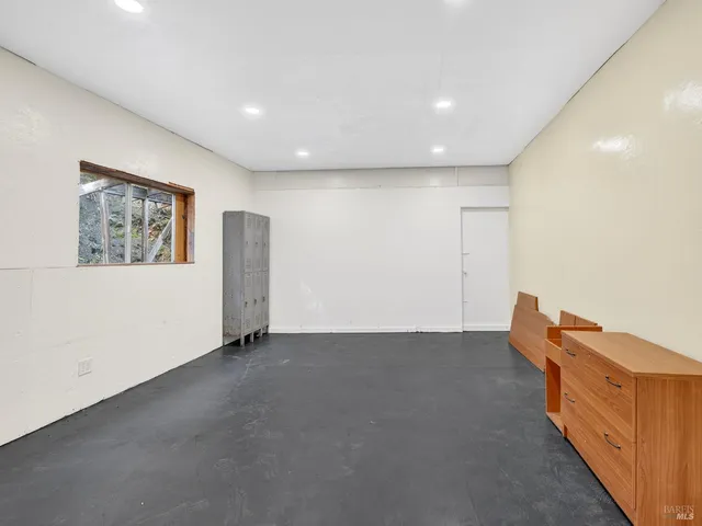 a view of a house with backyard and trees