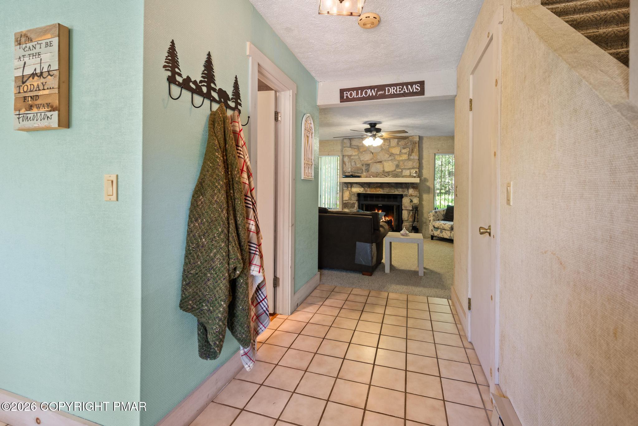525 Rondaxe Lane Pocono Pines, PA 18350 - Photo 4 of 33 Entry Hall