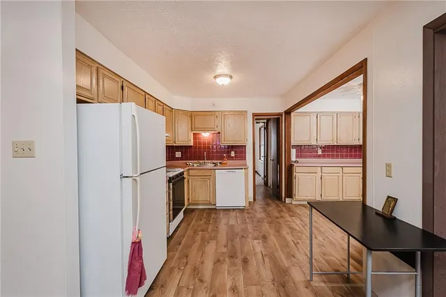 a view of a big room with closet and windows