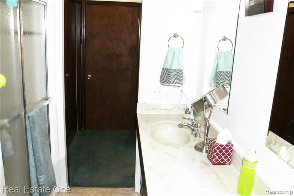 28693 Salem Road Farmington, MI 48334 - Photo 25 of 35