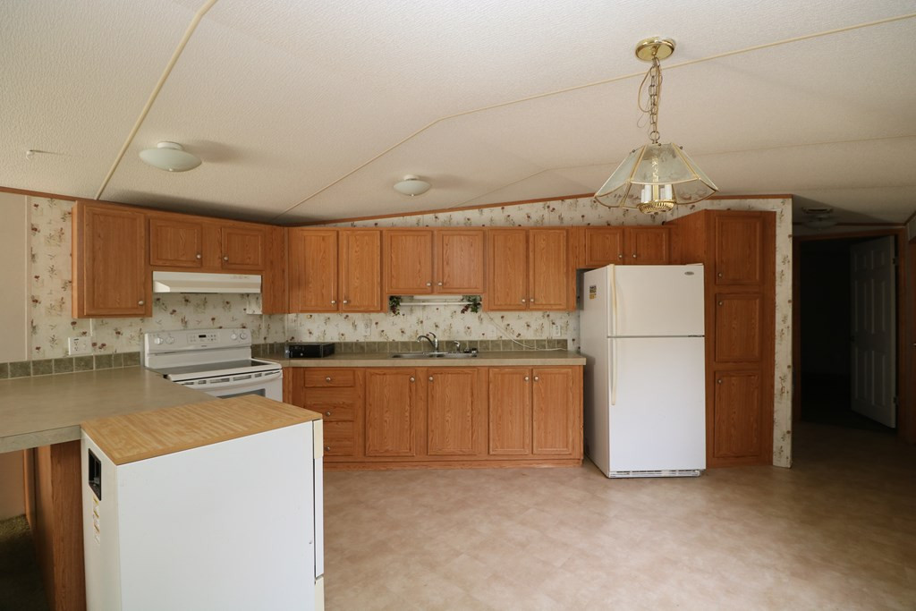 753 Centerwood Road Williston, SC 29853 - Photo 4 of 17