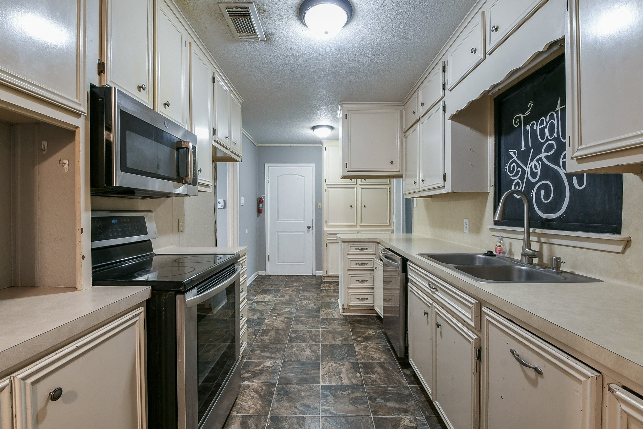 1109 Miller Street Angleton, TX 77515 - Photo 9 of 20