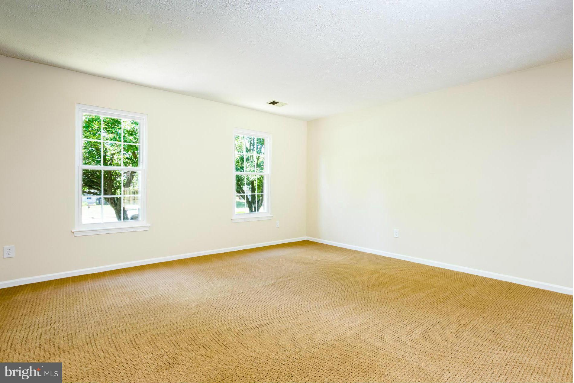8927 Rolling Road Manassas, VA 20110 - Photo 6 of 17 Living Room