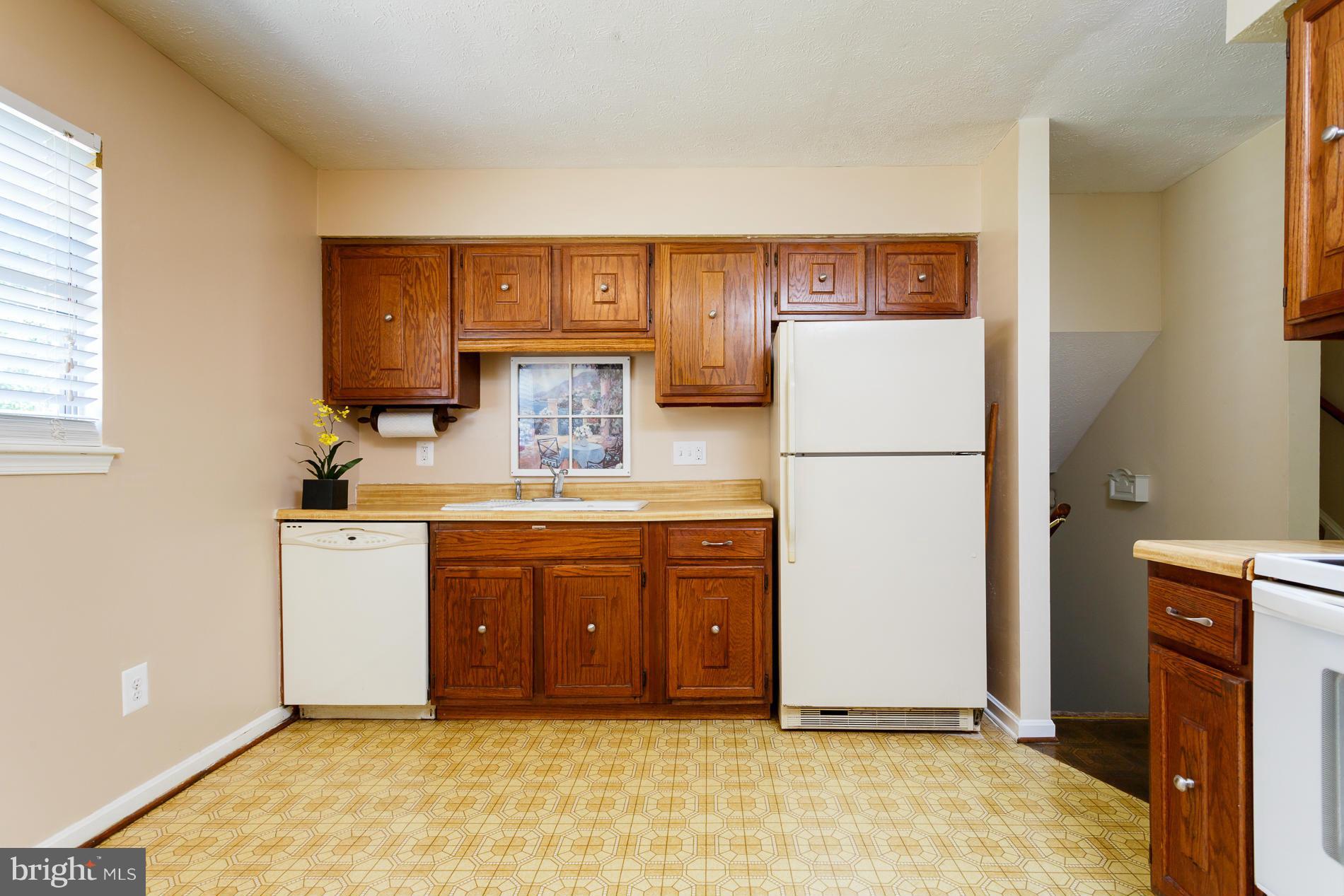 8927 Rolling Road Manassas, VA 20110 - Photo 7 of 17 Kitchen