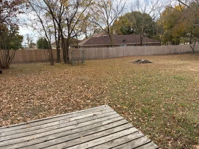 a view of a backyard
