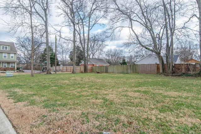 a view of a yard with a house