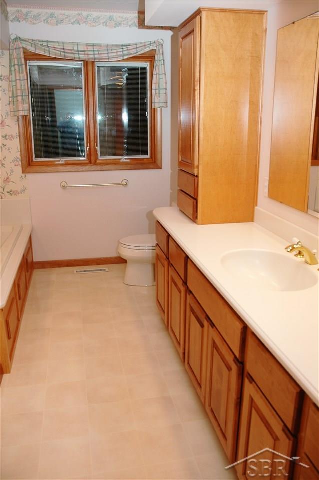 1574 South Beyer Road Saginaw, MI 48601 - Photo 17 of 33 31266670-16.JPG