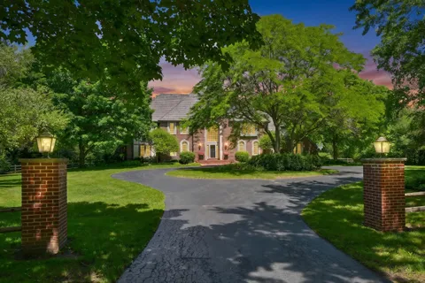 $2,695,000 | 2146 West Columbia Court, Mequon, WI 53092