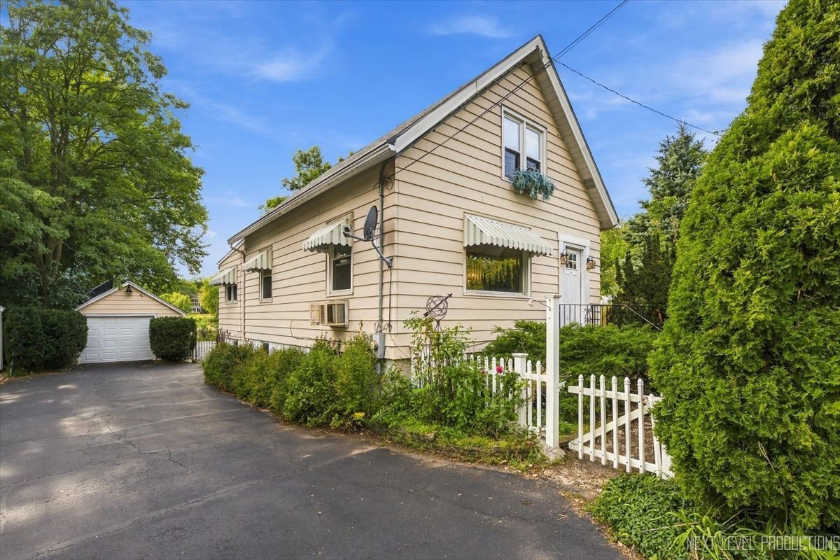 1705 Riverside Avenue St. Charles, IL 60174 - Photo 1 of 30 Gallery Image 1