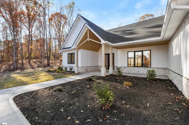 $749,900 | 125 East Peninsula Drive, Laurens, SC 29360