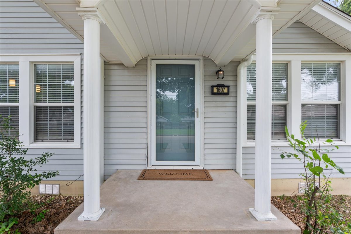 1607 North Harding Avenue Cameron, TX 76520 - Photo 6 of 37 A welcoming front entrance featuring a covered porch and classic siding.
