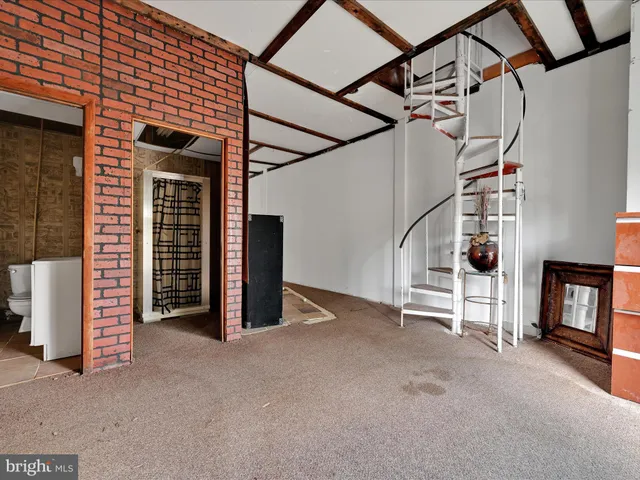 a view of empty room with windows