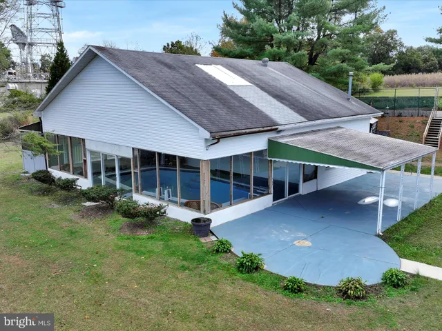 a view of a house with backyard and garden